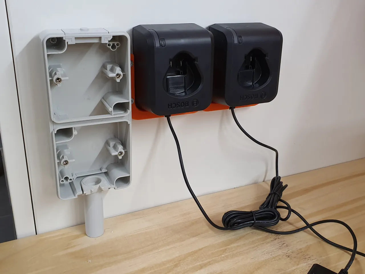Βάση Τοίχου για Φορτιστή Bosch 12V – Στήριγμα Φορτιστή Μπαταρίας
