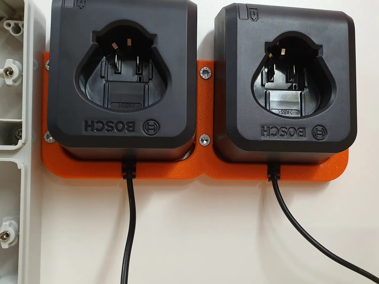 Βάση Τοίχου για Φορτιστή Bosch 12V – Στήριγμα Φορτιστή Μπαταρίας