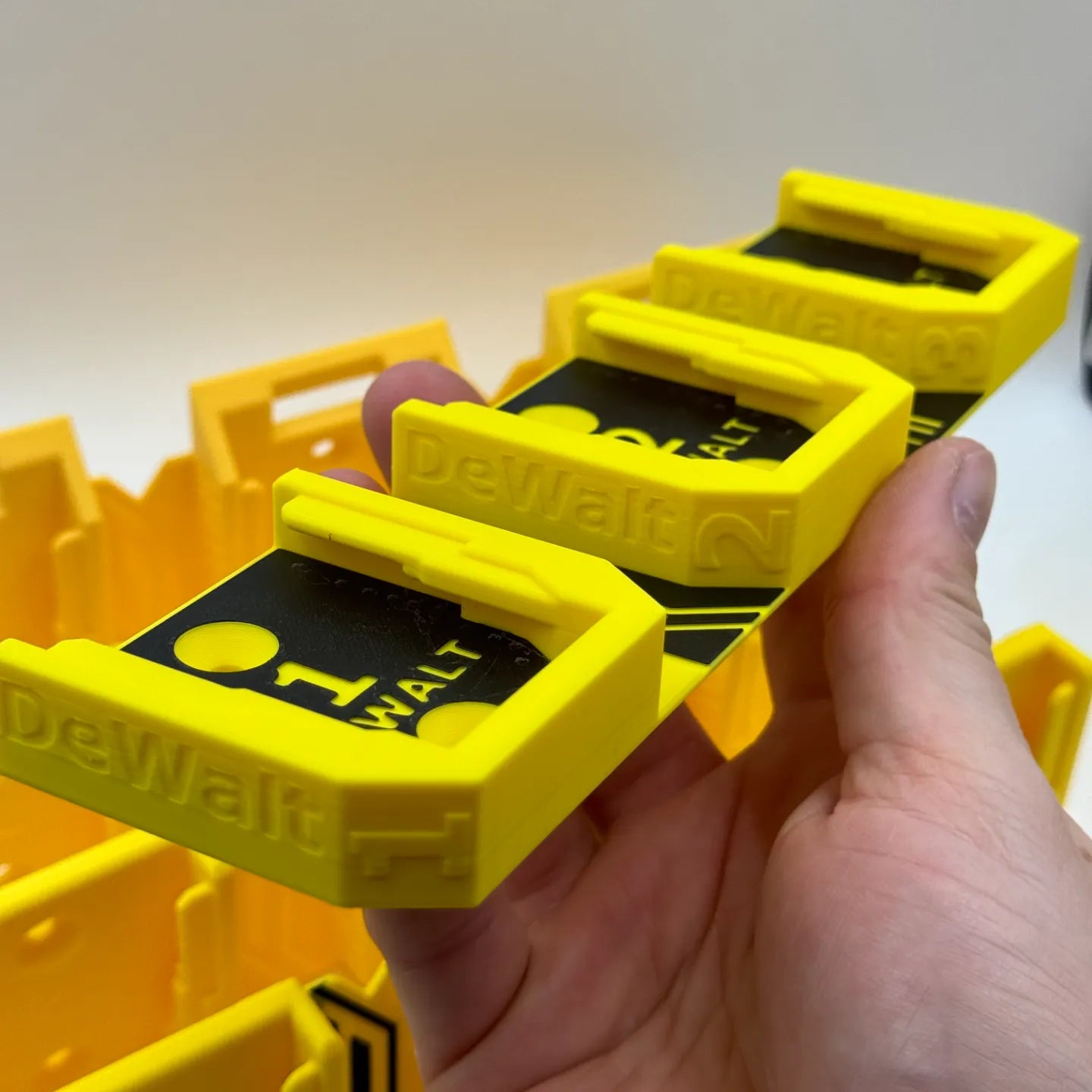 Βάση Τοίχου για Μπαταρίες DeWalt 20V