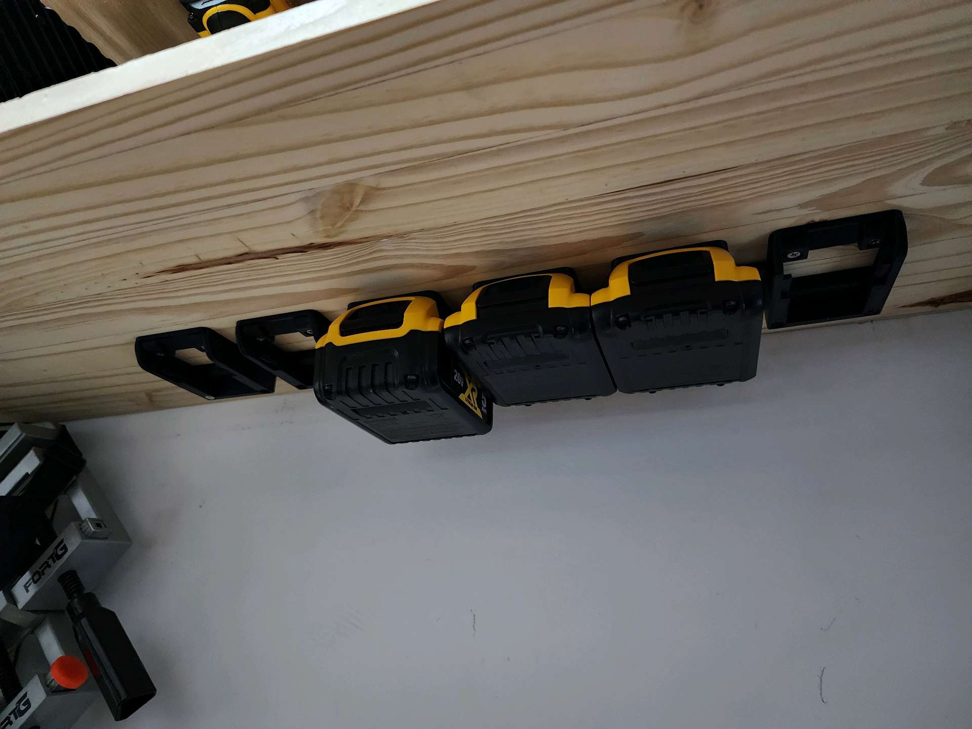Βάση Τοίχου για Μπαταρίες DeWalt 20V XR