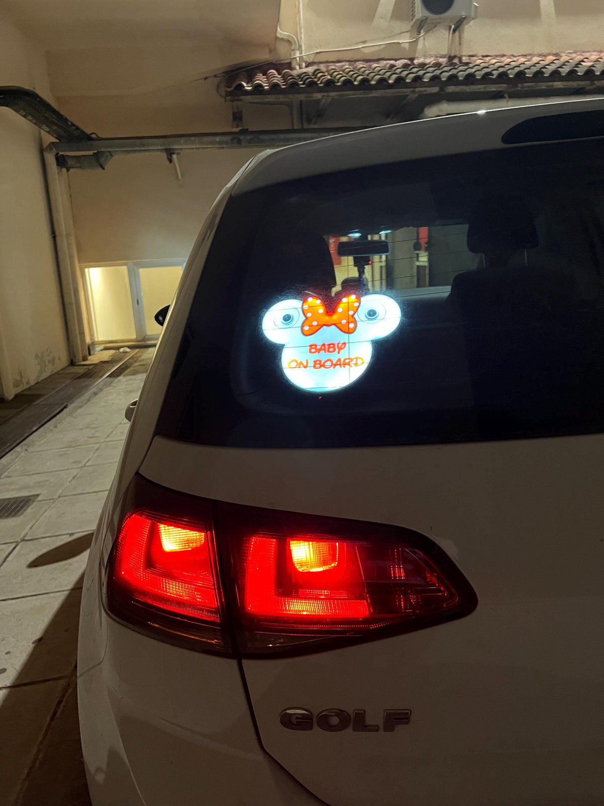 Φωτιζόμενη Πινακίδα Αυτοκινήτου LED «Baby on Board» – Ορατότητα τη Νύχτα για Ασφάλεια