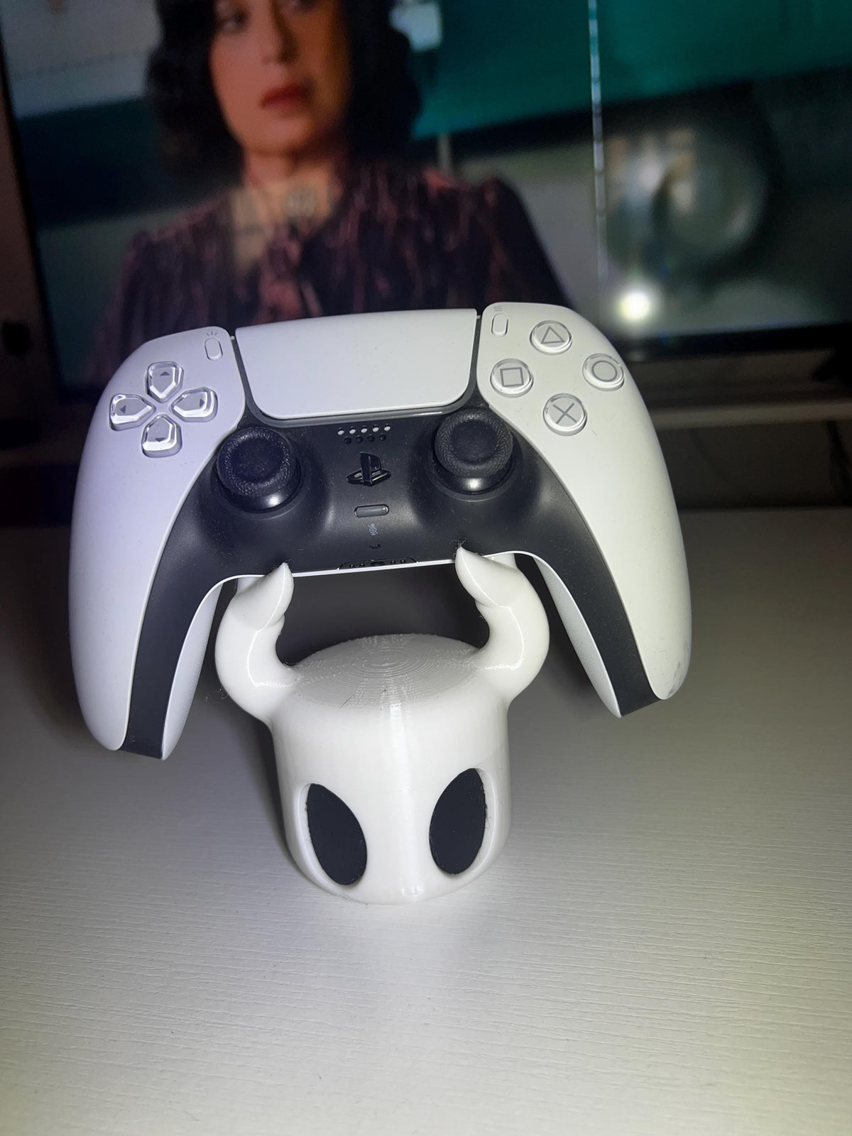 Βάση Χειριστηρίου Εμπνευσμένη από το Hollow Knight – 3D Εκτυπωμένη Διακόσμηση Gaming Γραφείου