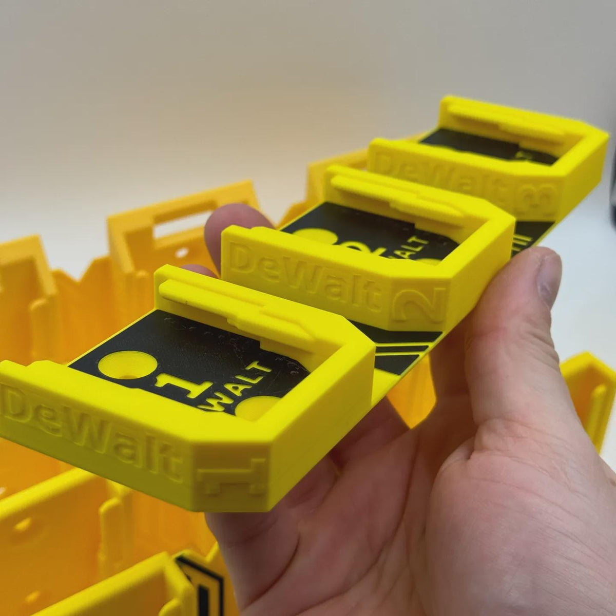 3D Εκτυπωμένη Βάση Μπαταρίας DeWalt – Ράφι Οργανωτή Εργαλείων 18V/20V