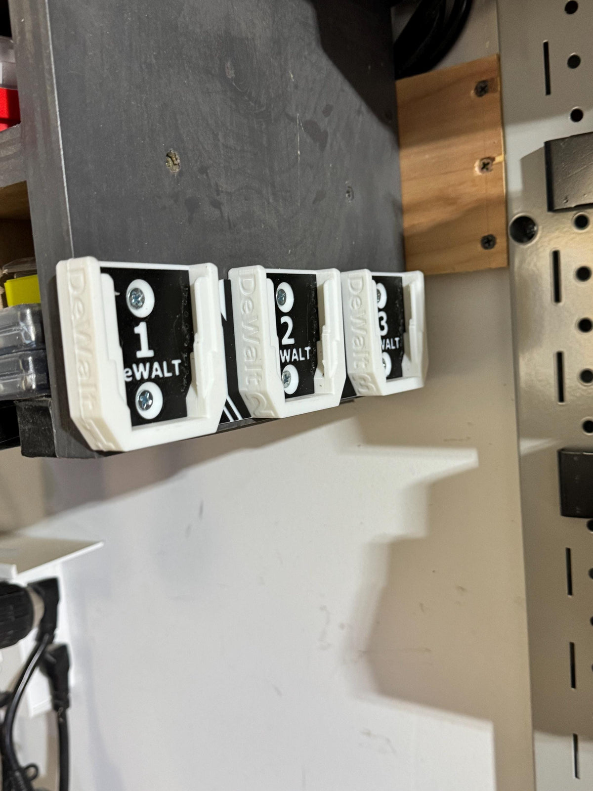 3D Εκτυπωμένη Βάση Μπαταρίας DeWalt – Ράφι Οργανωτή Εργαλείων 18V/20V