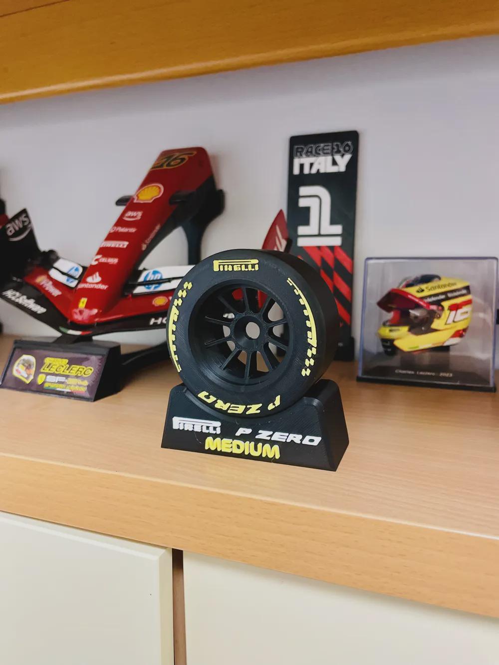 Σετ Έκθεσης Ελαστικών F1 Pirelli 2026 – Hard Medium Soft P ZERO – Διακόσμηση Γραφείου Motorsport