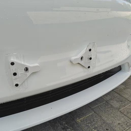 Βάση Μπροστινής Πινακίδας για Tesla Model Y – Βραχίονες Στήριξης Χωρίς Τρύπημα – Εύκολη Τοποθέτηση