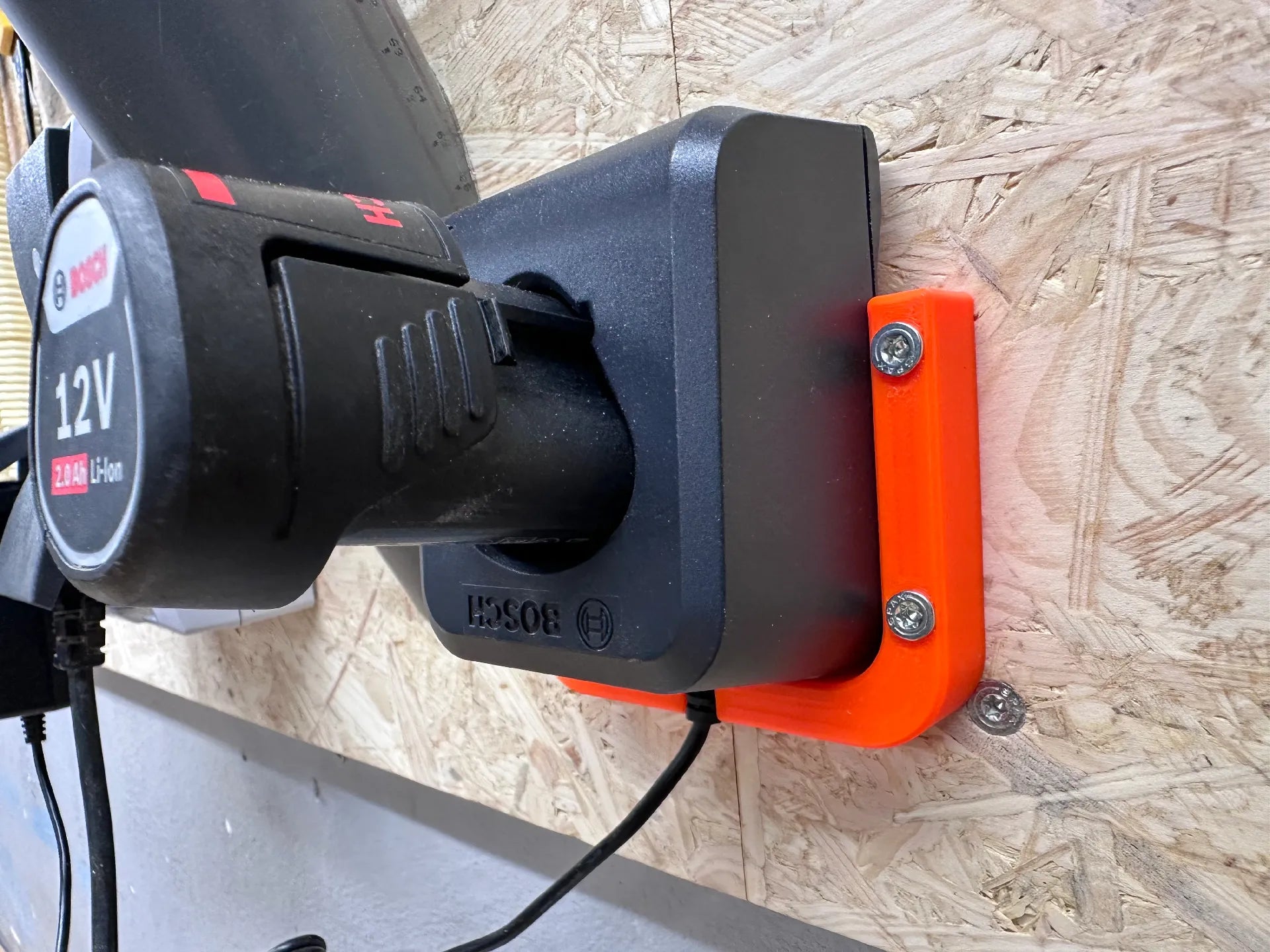 Βάση Τοίχου για Φορτιστή Bosch 12V – Στήριγμα Φορτιστή Μπαταρίας